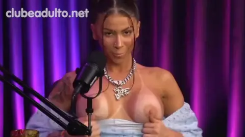 Mc Pipokinha pelada em podcast