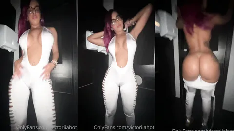 Victoria Hot transando com vários machos na casa de swing