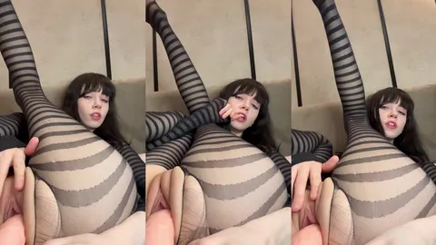 Cadela ninfeta se masturbando em live