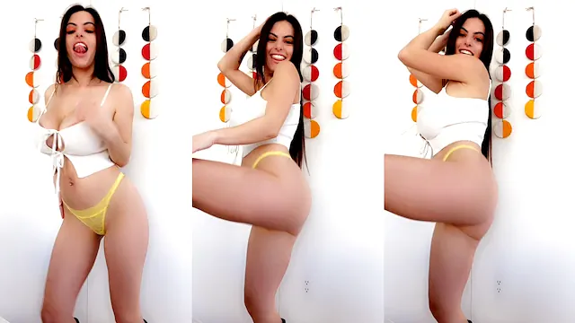 Peituda tarada se masturbando em live