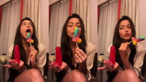 Karlyane Menezes chupando seu pirulito