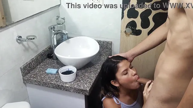 Comi minha prima enquanto ela lavava o banheiro