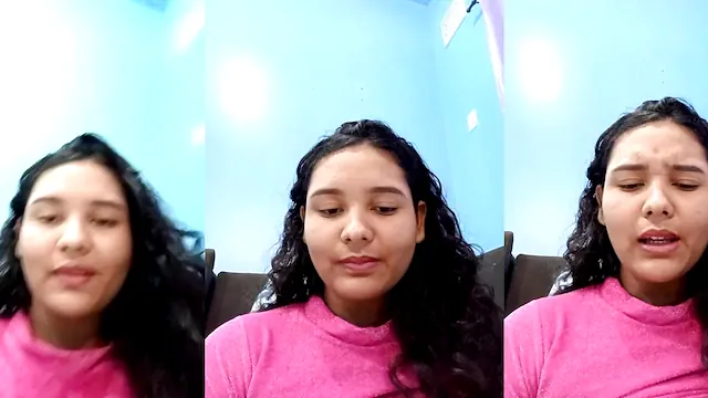 Moreninha arrombando o cuzinho com consolo