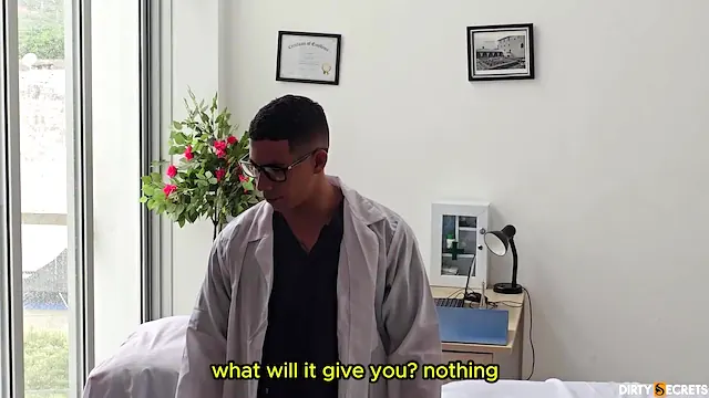 Médico fodendo paciente novinha com ajuda do faxineiro novinho