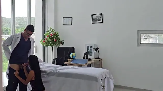 Médico fodendo paciente novinha com ajuda do faxineiro novinho