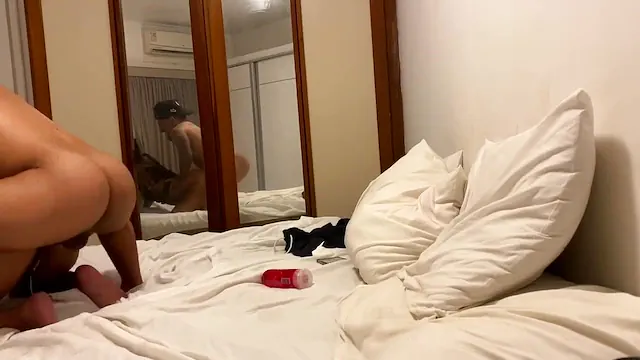 Dois amigos pauzudos fodendo essa gostosa o dia inteiro