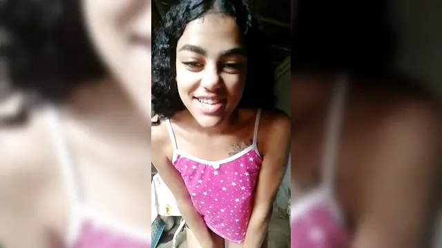 Gostosa Raylla fazendo Live sem calcinha na frente do irmão