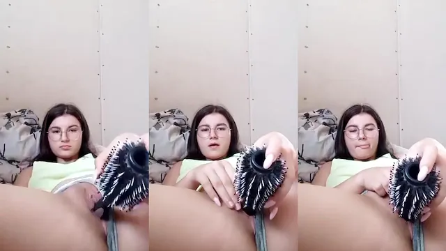 Linda novinha se masturbando com a escova de cabelo