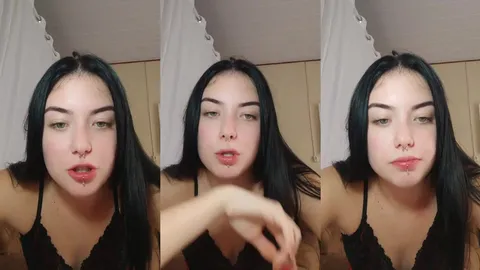 Branquinha na conversa mostrou a buceta linda pro chat