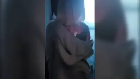 Brooklyn Chase pós balada com seu marido e seus amigos