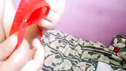 Putita del bikini rojo