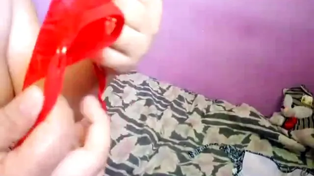 Putita del bikini rojo
