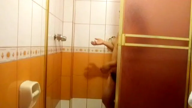 Puta mostrando su enorme culo mientras se baña