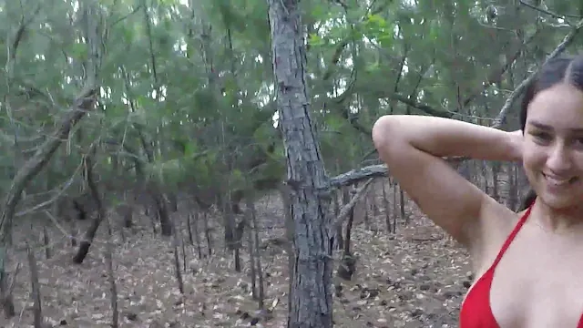 Safada se masturbando na mata