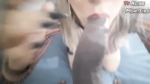 Travesti loira boazuda sentando no negão