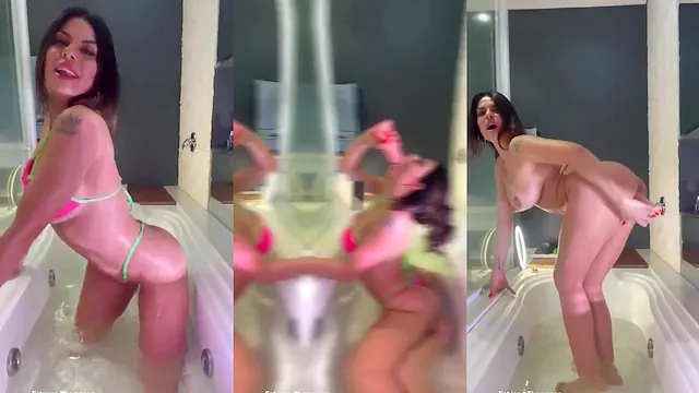 peituda Fabiane na banheira tomando banho