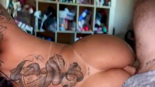 Morena rabuda tatuada faz anal de ladinho