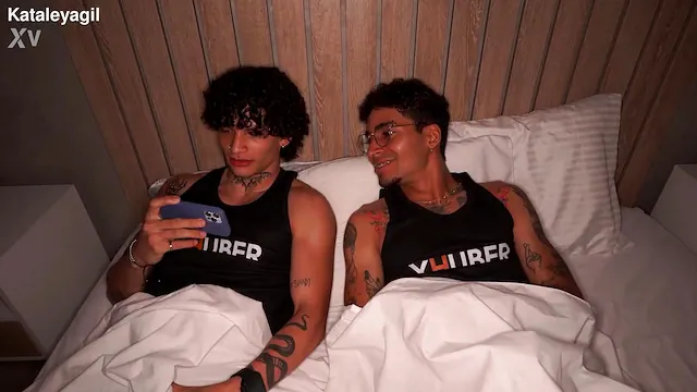 Dois machos comendo coroa rabuda