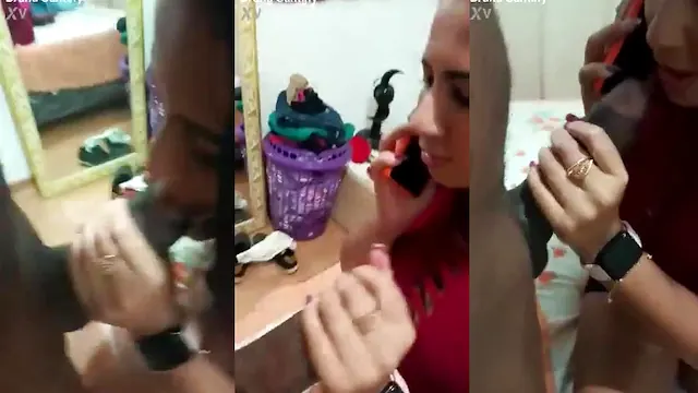 Esposa safada chupando a rola enorme do comedor, recebe ligação do marido .