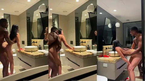 Negão soca na morena magrinha na pia