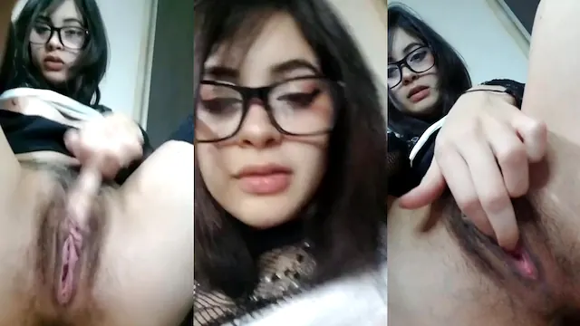 Nerdzinha da buceta peluda siriricando gostoso