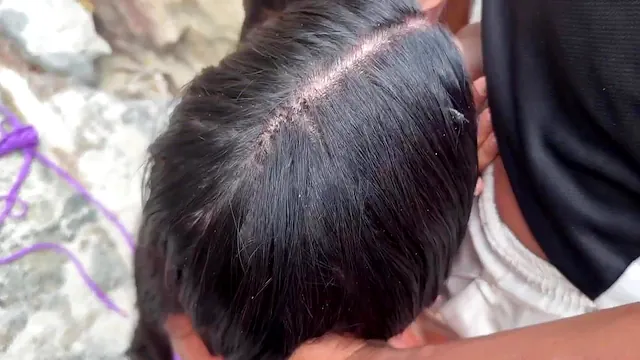 Novinha pagando um boquete para estranho