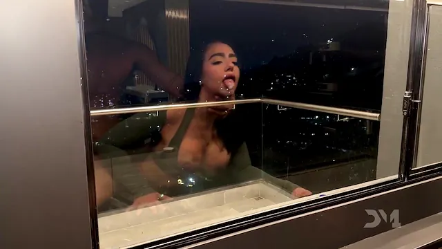 Morena safada chupando pau e levando foda