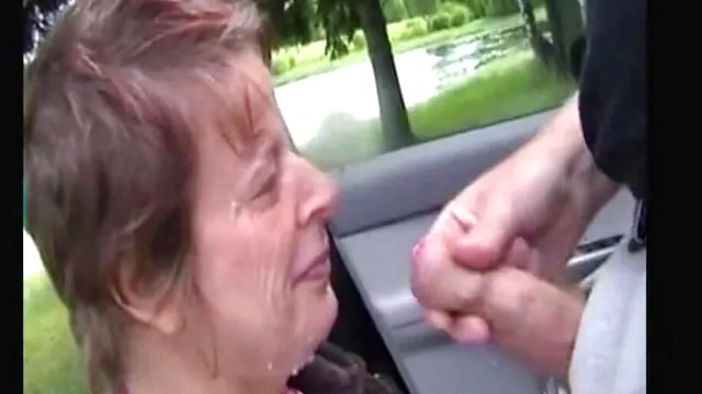 Gozando muito na cara da velha