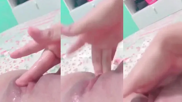 Novinha com a buceta babando de tesão enquanto toca siririca