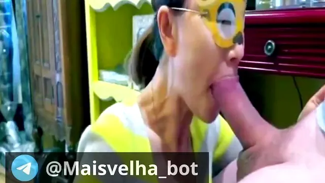 Coroa viciada em tomar porra de jovens