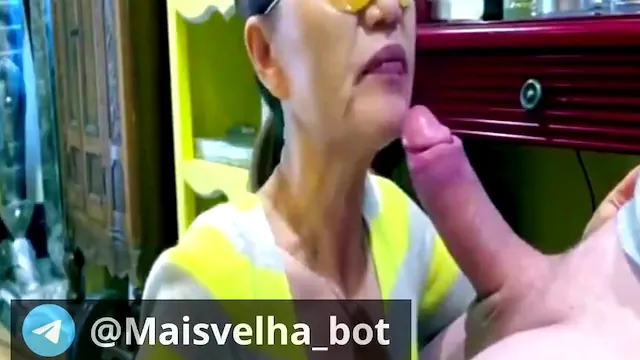 Coroa viciada em tomar porra de jovens