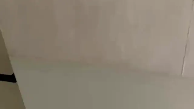 Corno sai e quando volta pega a mulher novinha dele  dando pro irmão dele no quarto
