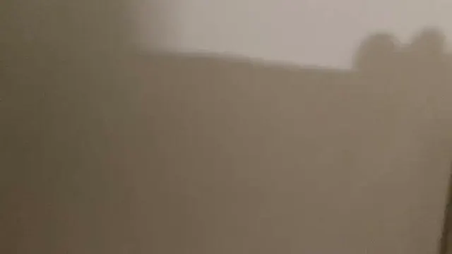 Corno sai e quando volta pega a mulher novinha dele  dando pro irmão dele no quarto
