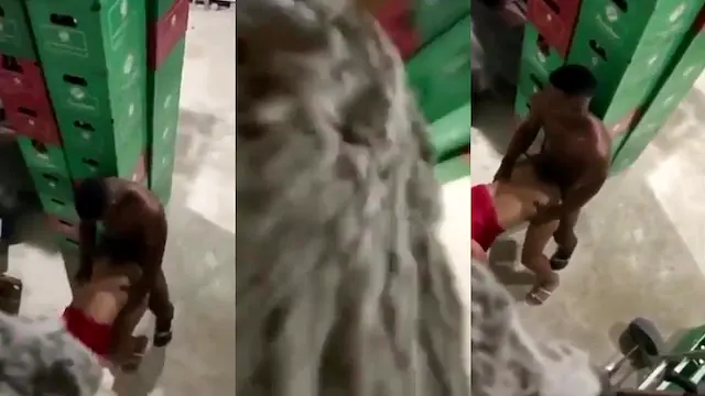 Amigo flagrou o negão arrebentando a funcionária