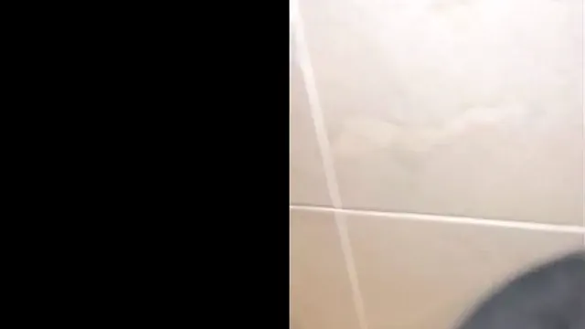 Puta cachonda cogiendo en baño coño lleno de leche