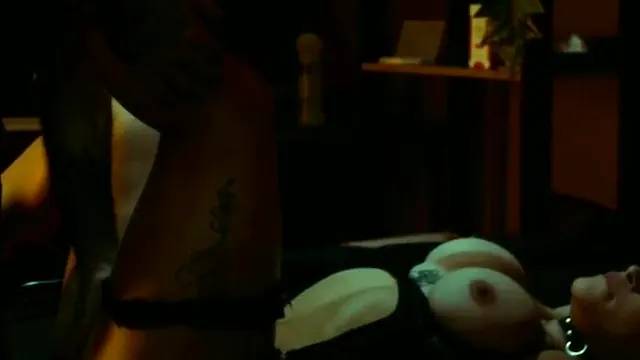 Safada de quatro levando porra na cara