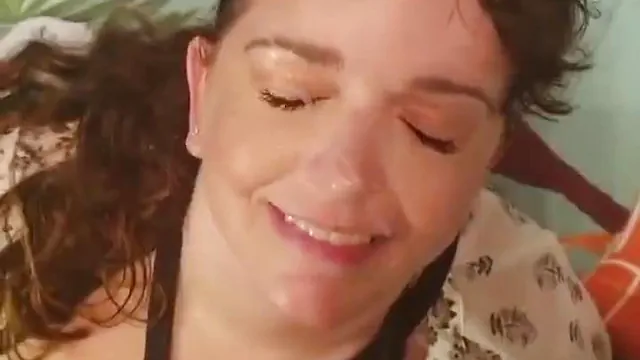 Gozando na cara da coroa peituda