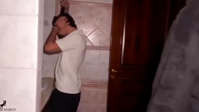 Gostosa chupando pau até gozar na boca
