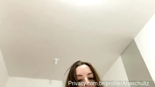 Branquinha rabuda fudendo de quatro na cama