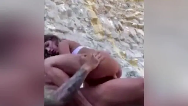 Chamou novinha viciada em funk pra praia e ela quicou na vara ao ar livre
