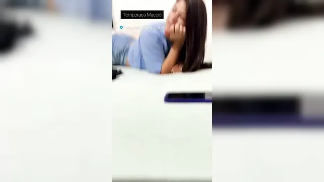 Corninho manso liberando a esposa pro amigo
