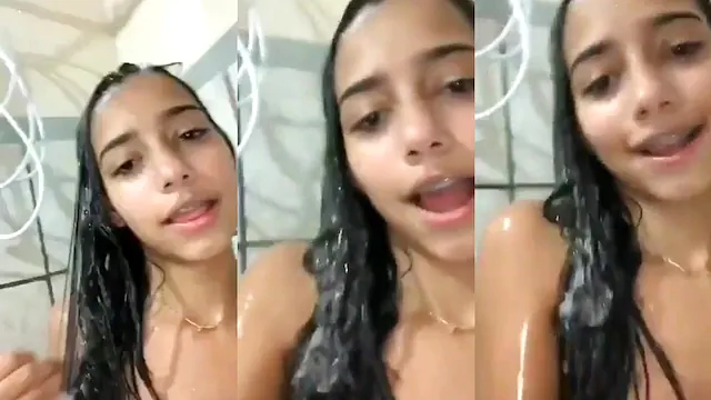 Novinha pelada no banho