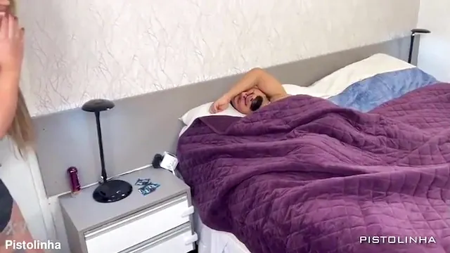 Loira cavala dando cu pro anão e gozada na cara