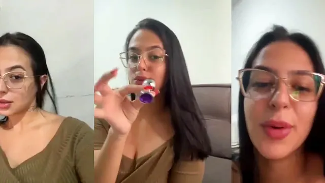 (LIVE) PUTA GOSTOSA FALANDO PUTARIA E MOSTRANDO A BUCETA