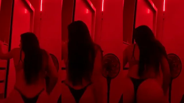 Mannu Castelly rebolando rabão na fio dental