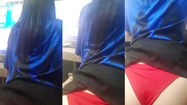 Branquela safada rebolando no pau