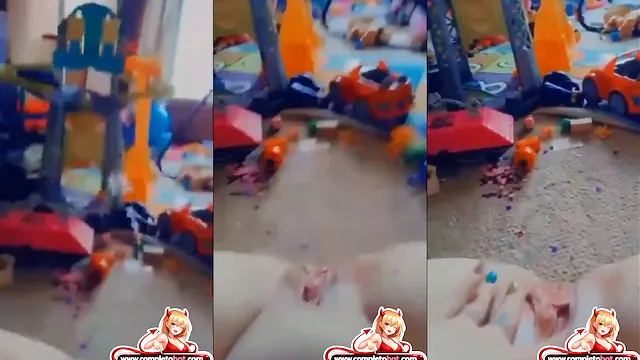Mae solteira se masturbando no meio dos brinquedos do filho