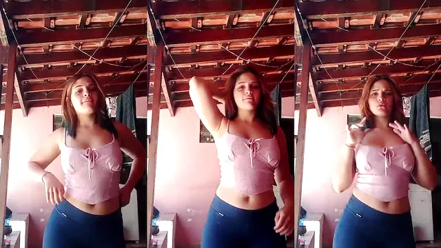 Morena rebolando no top rosa