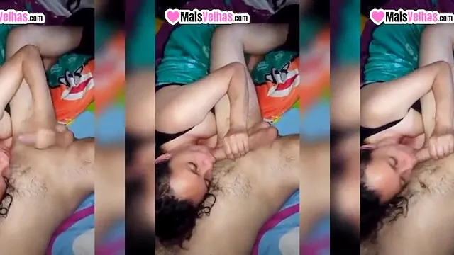Professora casada mamando escondido
