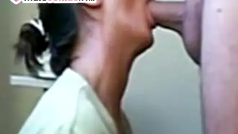 Esposa agradando o marido com uma mamada